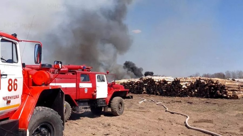 Спасатели локализовали пожар в поселке Таежный на площади 2700 кв. м