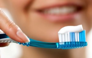 В чём польза зубной пасты без фтора?