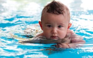 Плавание с самого раннего возраста: полезная информация для родителей