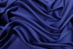 Атласные и шелковые ткани для одежды: что стоит учесть при выборе