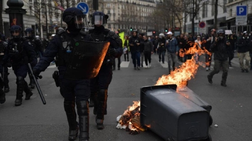 Более 1 млн человек вышли на протесты во Франции: подожжена мэрия, ранены полицейские