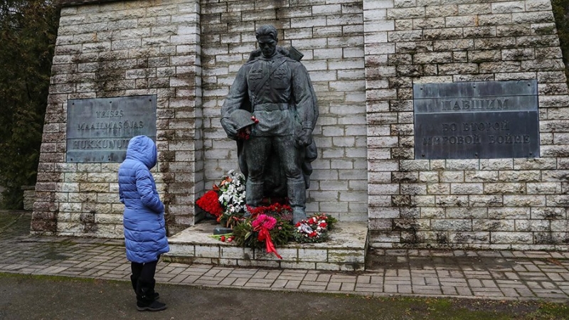 Президент Эстонии не стал подписывать закон о сносе советских памятников