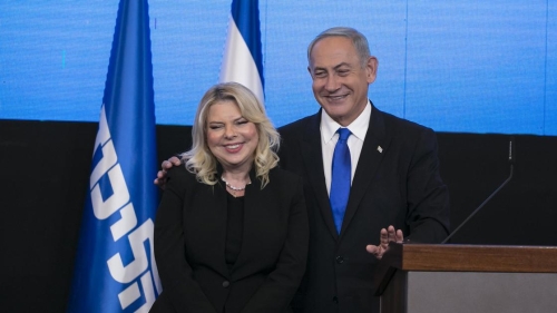 Супруга премьера Израиля спряталась от протестующих в салоне красоты