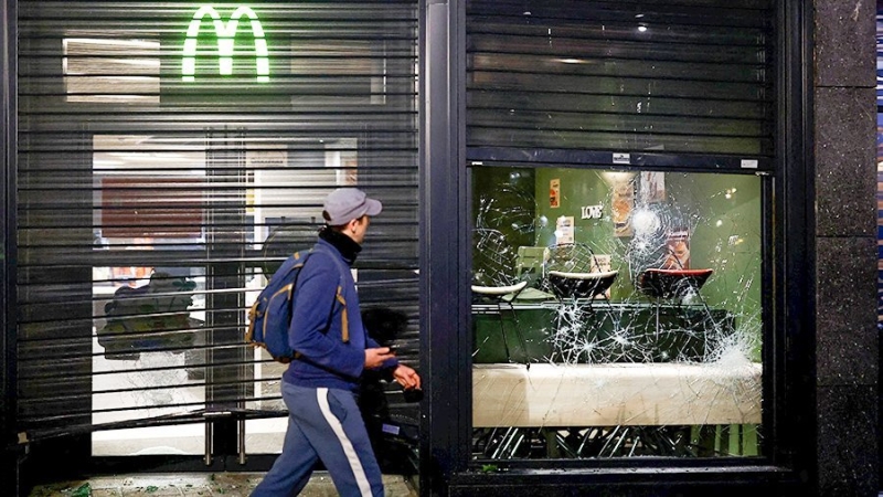 В Париже протестующие оккупировали здание McDonald's