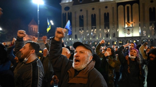 В Тбилиси протесты против закона об "иноагентах" переросли в столкновения с полицией