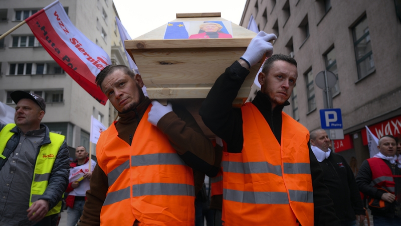 В Варшаве митингующие шахтеры вынесли гроб с портретами главы ЕК и Греты Тунберг