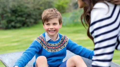 Принцу Луи исполнилось пять лет. Британская королевская семья опубликовала его фото в тачке