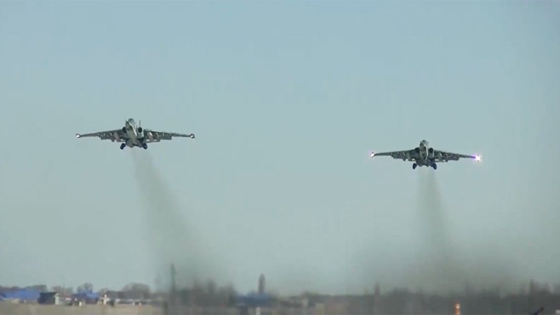 Штурмовики Су-25 уничтожили замаскированные укреппозиции и технику ВСУ