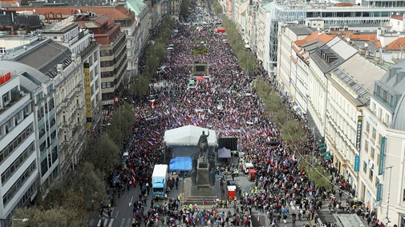 Тысячи людей вышли на антиправительственный митинг в Праге