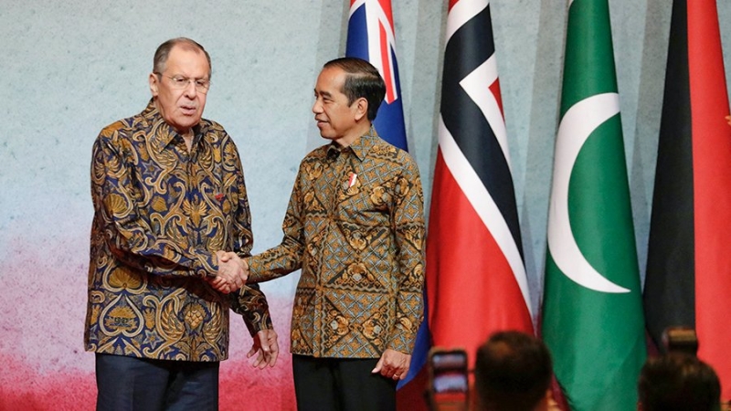Лавров и другие участники саммита АСЕАН оделись в национальные рубашки