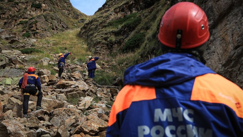 В горах Кабардино-Балкарии при тумане и камнепаде спасли группу с пострадавшим туристом