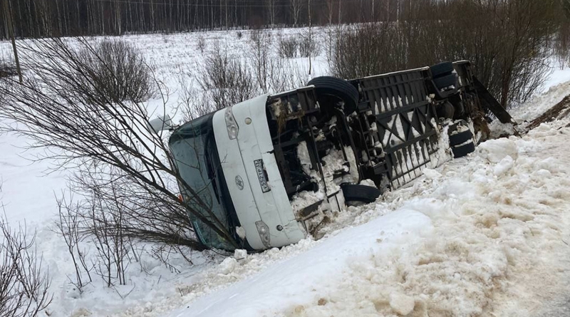 Два человека пострадали при опрокидывании школьного автобуса в Ярославской области