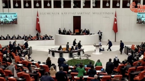 Турецкий депутат попал в реанимацию после выступления в парламенте (видео)