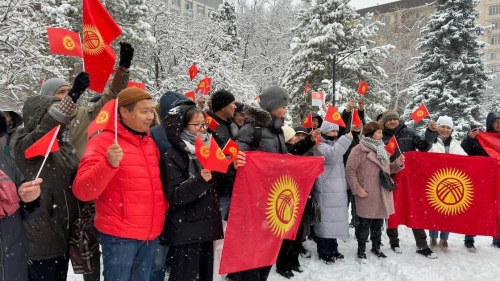 Жители Бишкека вышли на митинг против изменения флага Кыргызстана