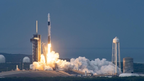 SpaceX запустила космический корабль с туристами