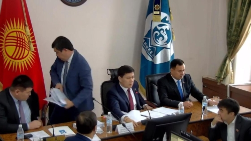 Мэр Бишкека молча покинул зал прямо во время заседания (видео)