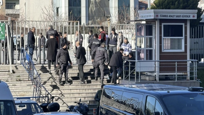 Пять человек пострадали в результате стрельбы у здания суда в Стамбуле