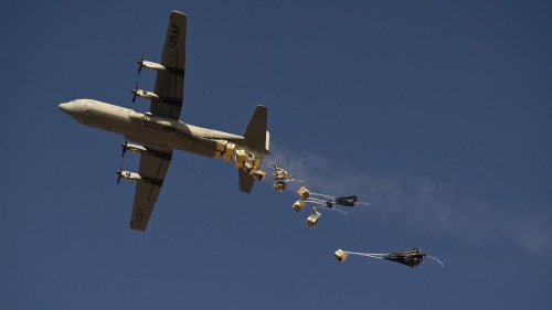 США впервые сбросили с самолетов гуманитарную помощь для сектора Газа