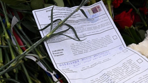 Задержания за приход на участок, гвоздики "в память о смерти свободы" и бюллетени на могиле Навального: как проходит "Полдень против Путина"