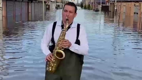 "Как на Титанике": житель затопленного села в России сыграл на саксофоне, стоя по колено в воде (видео)