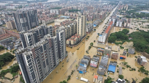Наводнения в самой густонаселенной провинции Китая: почти 60 тыс. человек эвакуировали