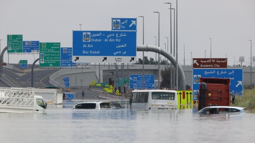 Ночь в аэропорту и затопленные на дорогах автомобили: как небывалые дожди парализовали Дубай (фото)