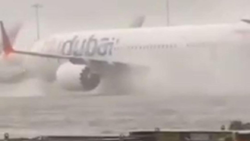 Самолеты плавают, а мебель – летает: сильный ураган обрушился на Дубай (видео)