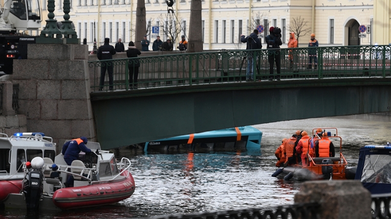 Очевидец падения автобуса в реку в Петербурге рассказал о спасении людей