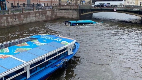 Пассажирский автобус упал в реку в Петербурге: есть погибшие (фото, видео)