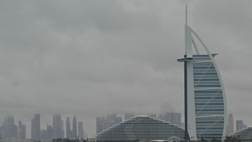 Школы закрыты, рейсы отменяются: ураган и дожди вновь обрушились на Дубай (фото, видео)