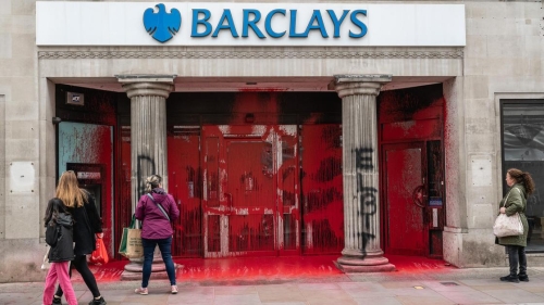 Борцы за климат и права палестинцев разгромили филиалы банка Barclays в разных городах Британии